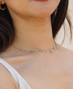 Necklace with round diamond stones