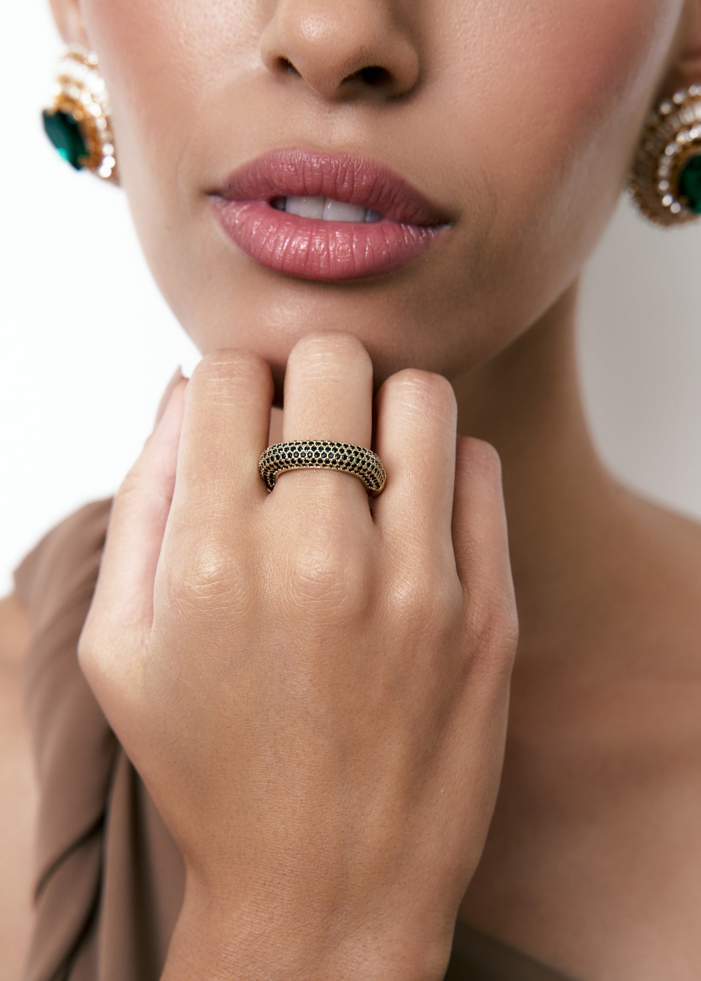 Square ring w/black stones