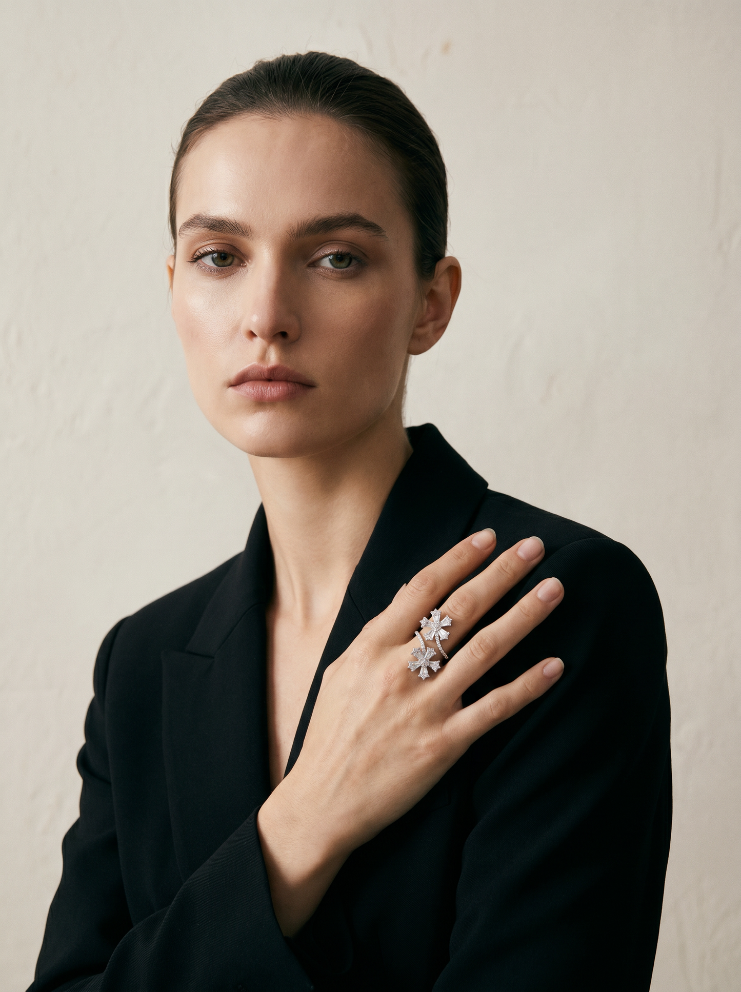Ring w/two flowers and stones