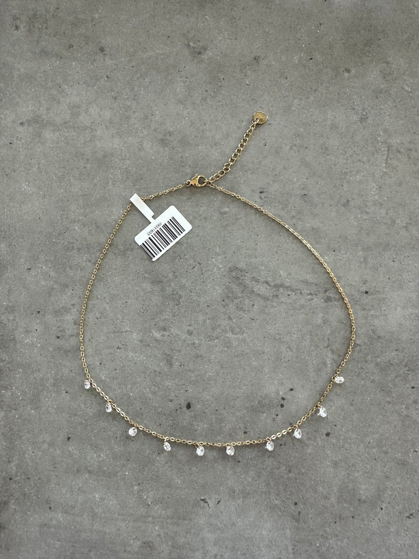 Necklace with round diamond stones