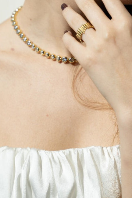 Necklace w/round details & stones gold