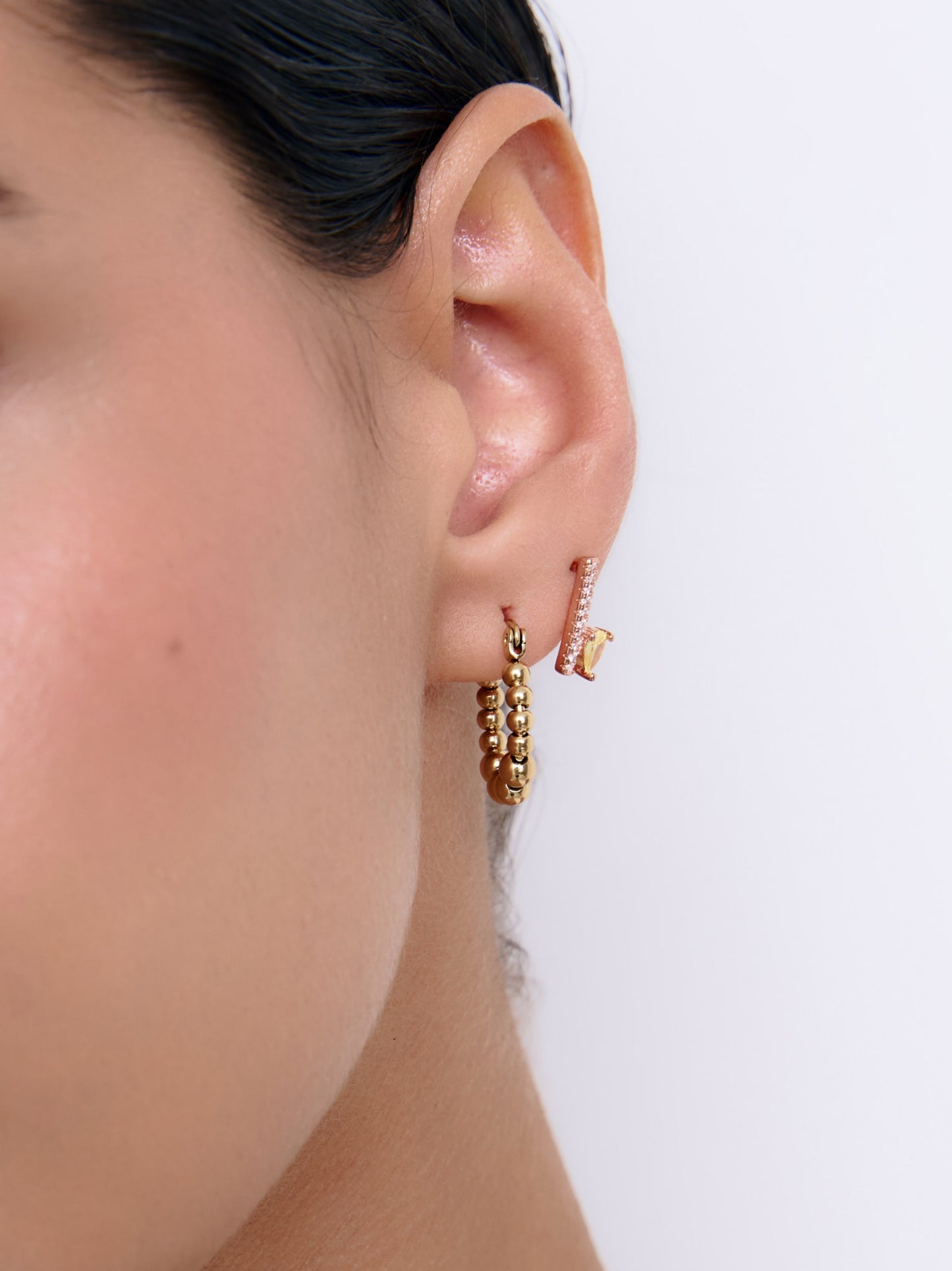 Stud earrings with stones