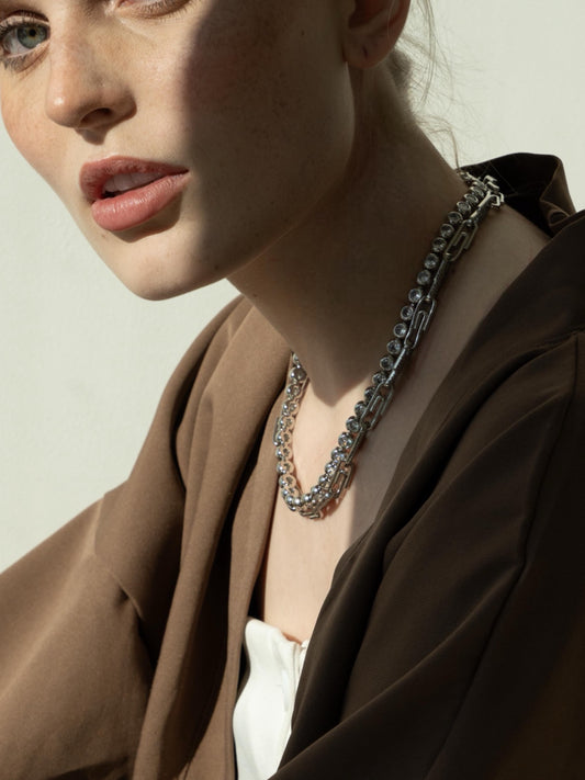 Necklace w/round details & stones silver