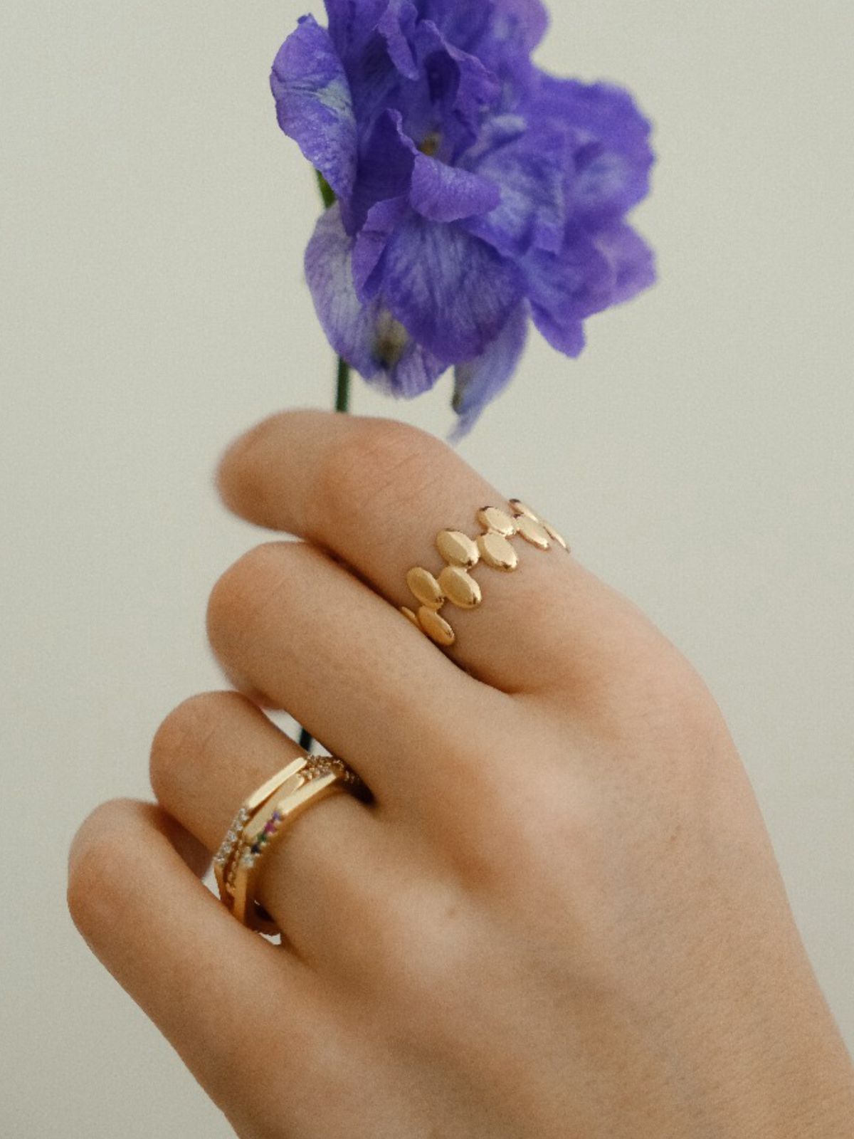 Ring thin/white stones gold